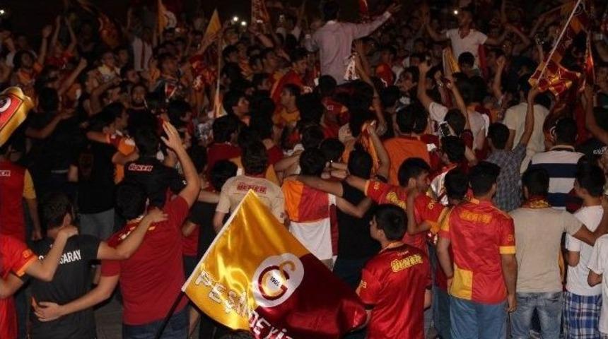 Galatasaray Taraftarları Hatay&rsquo;da Şampiyonluğu Kutluyor