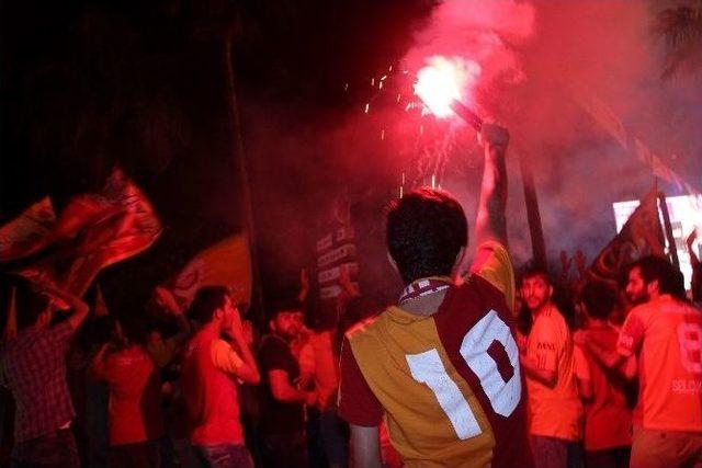 Galatasaray Taraftarları Hatay’da Şampiyonluğu Kutluyor