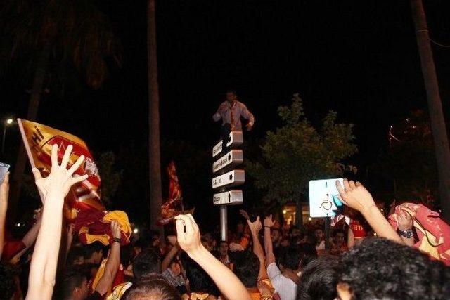 Galatasaray Taraftarları Hatay’da Şampiyonluğu Kutluyor