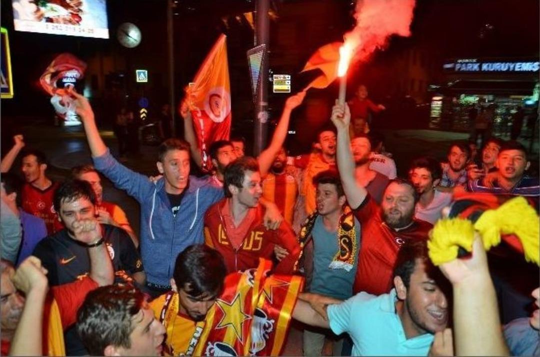 Galatasaray&rsquo;ın Şampiyonluğu Kocaeli&rsquo;yi Sokağa D&ouml;kt&uuml;