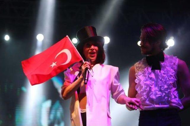 Hande Yener'den Rötarlı Konser