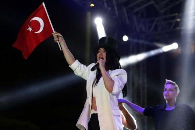 Hande Yener'den Rötarlı Konser