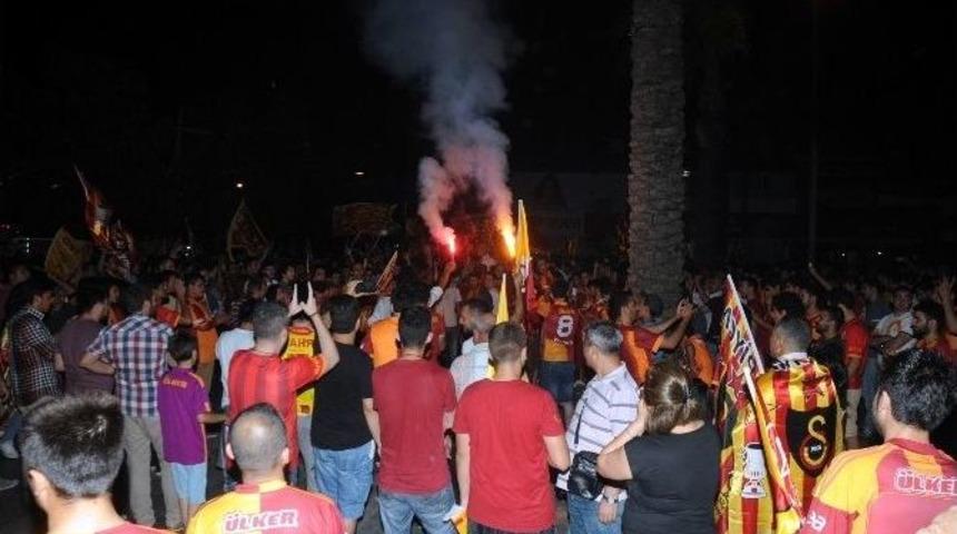 Antalya&rsquo;da Galatasaray Taraftarlarının Şampiyonluk Coşkusu