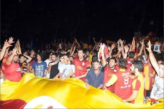 Antalya’da Galatasaray Taraftarlarının Şampiyonluk Coşkusu