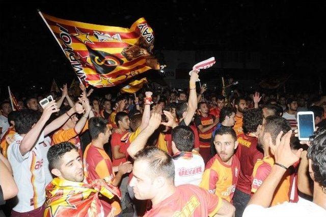 Antalya’da Galatasaray Taraftarlarının Şampiyonluk Coşkusu