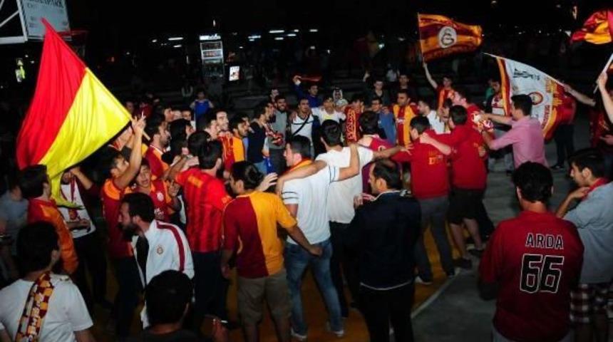 &Ccedil;anakkale'de Galatasaraylılar Şampiyonluğu Kutladı