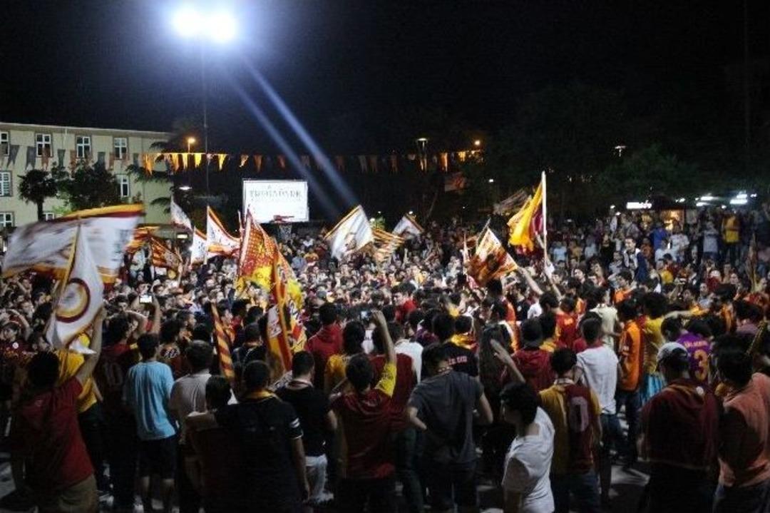 &Ccedil;anakkale Sarı-kırmızıya Boyandı