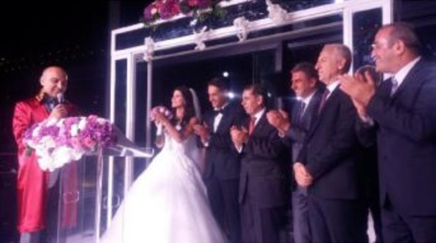 Galatasaray Futbol Takımı'nın Doktoru İnce, D&uuml;nya Evine Girdi