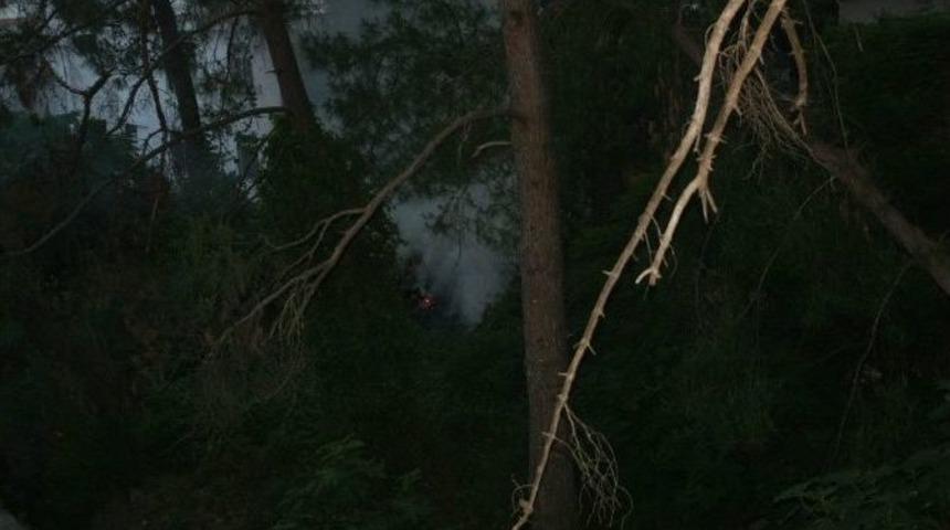 &Ccedil;&ouml;p Yangını B&uuml;y&uuml;meden S&ouml;nd&uuml;r&uuml;ld&uuml;