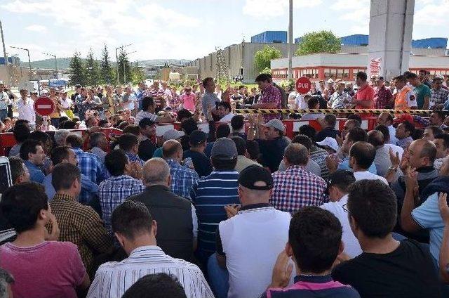 Ford İşçileri Fabrika Bahçesinden Çıktı