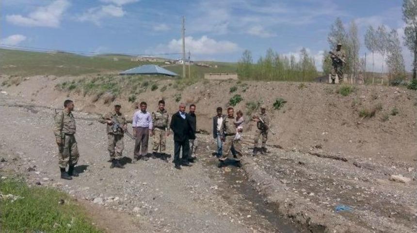 &Ouml;zalp&rsquo;ta Kaybolan Minik &Ccedil;ocuğu Jandarma Arazide Uyurken Buldu