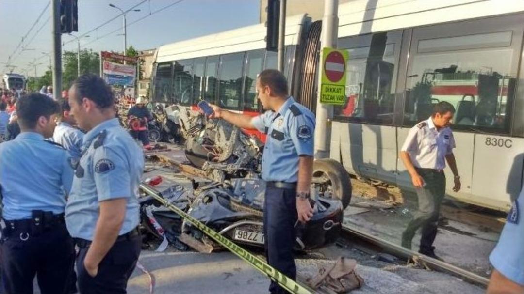 (&ouml;zel Haber) G&uuml;ng&ouml;ren&rsquo;de Tramvay Otomobille &Ccedil;arpıştı: 2 Yaralı