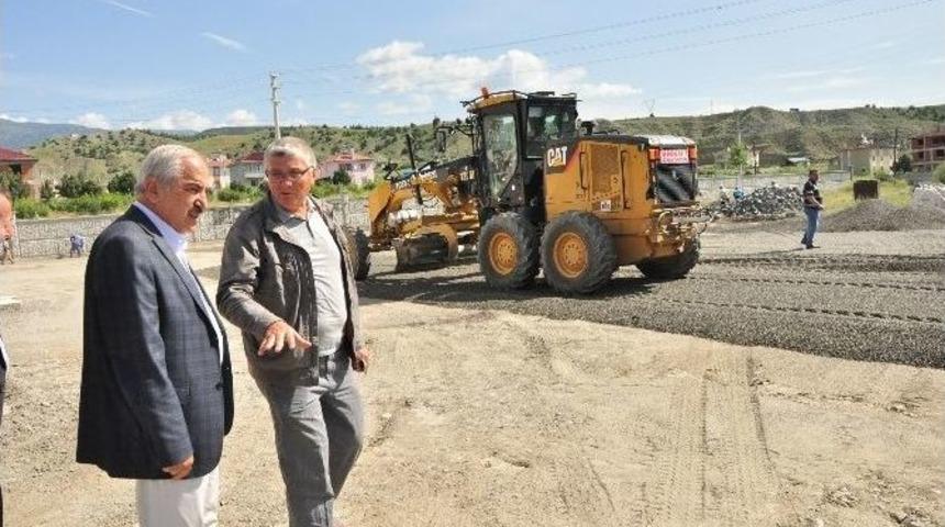 Tosya&rsquo;da Belediyesi 2 Bin 500 Metrekare Alanı 2 Saatte Parke Kapladı
