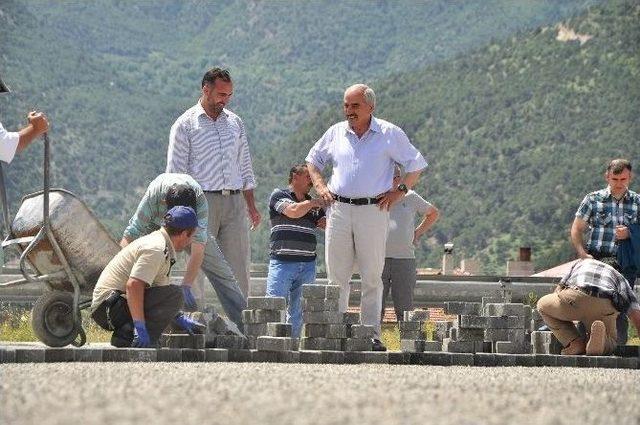 Tosya’da Belediyesi 2 Bin 500 Metrekare Alanı 2 Saatte Parke Kapladı
