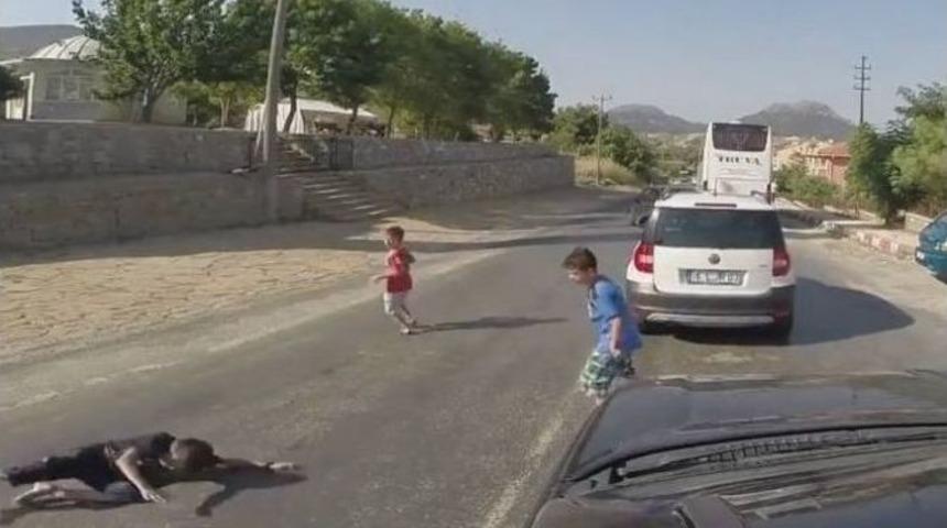 3 &Ccedil;ocuk Otomobilin Altında Kalmaktan Son Anda Kurtuldu