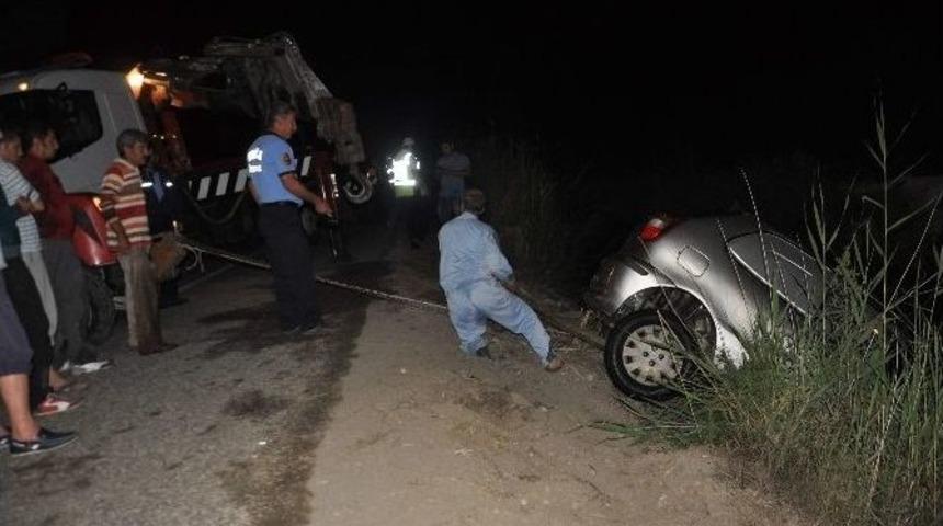 Otomobil Kanala U&ccedil;tu, S&uuml;r&uuml;c&uuml; İle Eşi Yaralandı