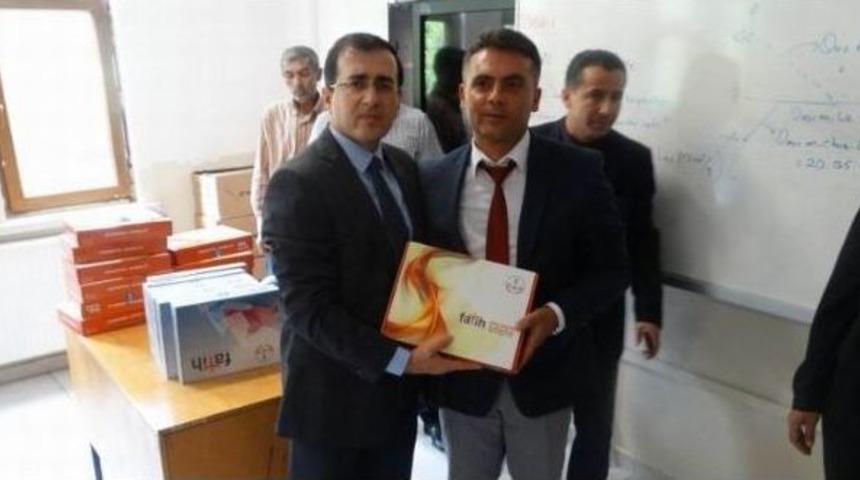 Kemaliye&rsquo;de &Ouml;ğrencilere Tablet Ve Kuru &Uuml;z&uuml;m Dağıtımı Yapıldı