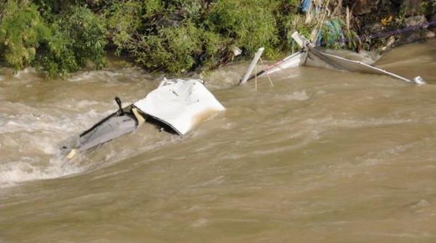Kamyonet Zap Suyu'na U&ccedil;tu: 2 Kişi Kayıp