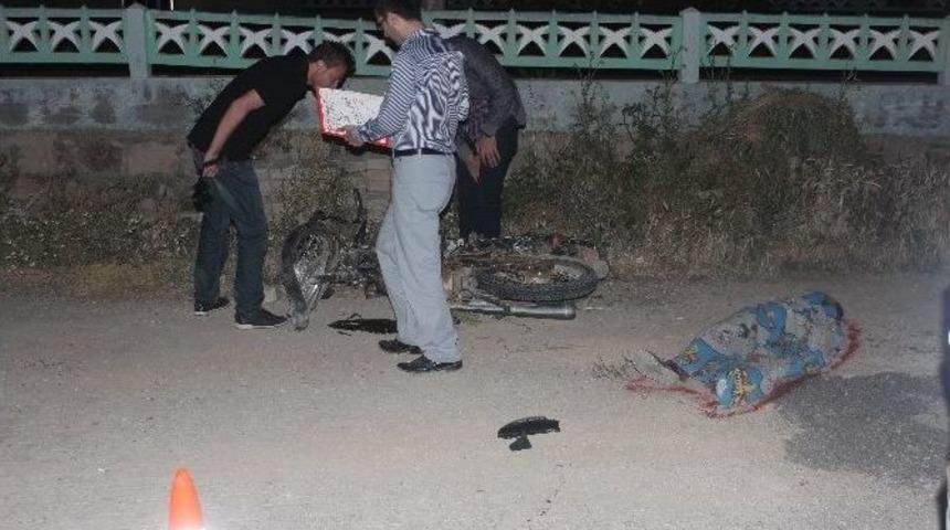 Motosiklet Cami Duvarına &Ccedil;arptı: 1 &Ouml;l&uuml;, 2 Yaralı