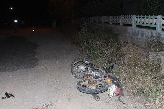 Motosiklet Cami Duvarına Çarptı: 1 Ölü, 2 Yaralı