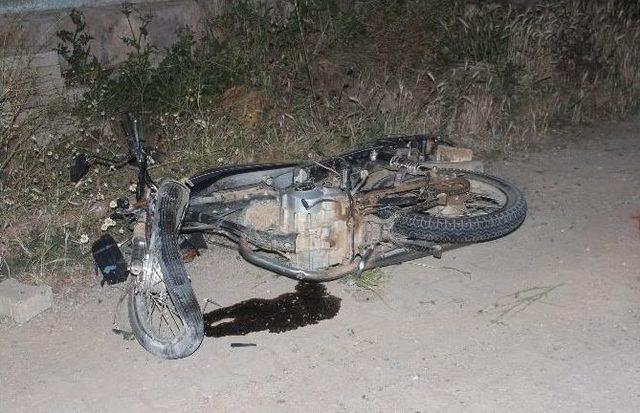 Motosiklet Cami Duvarına Çarptı: 1 Ölü, 2 Yaralı