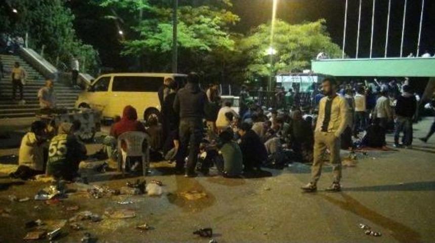 Galatasaray-Bursaspor Bileti I&ccedil;in Geceyi Kuyrukta Ge&ccedil;irdiler