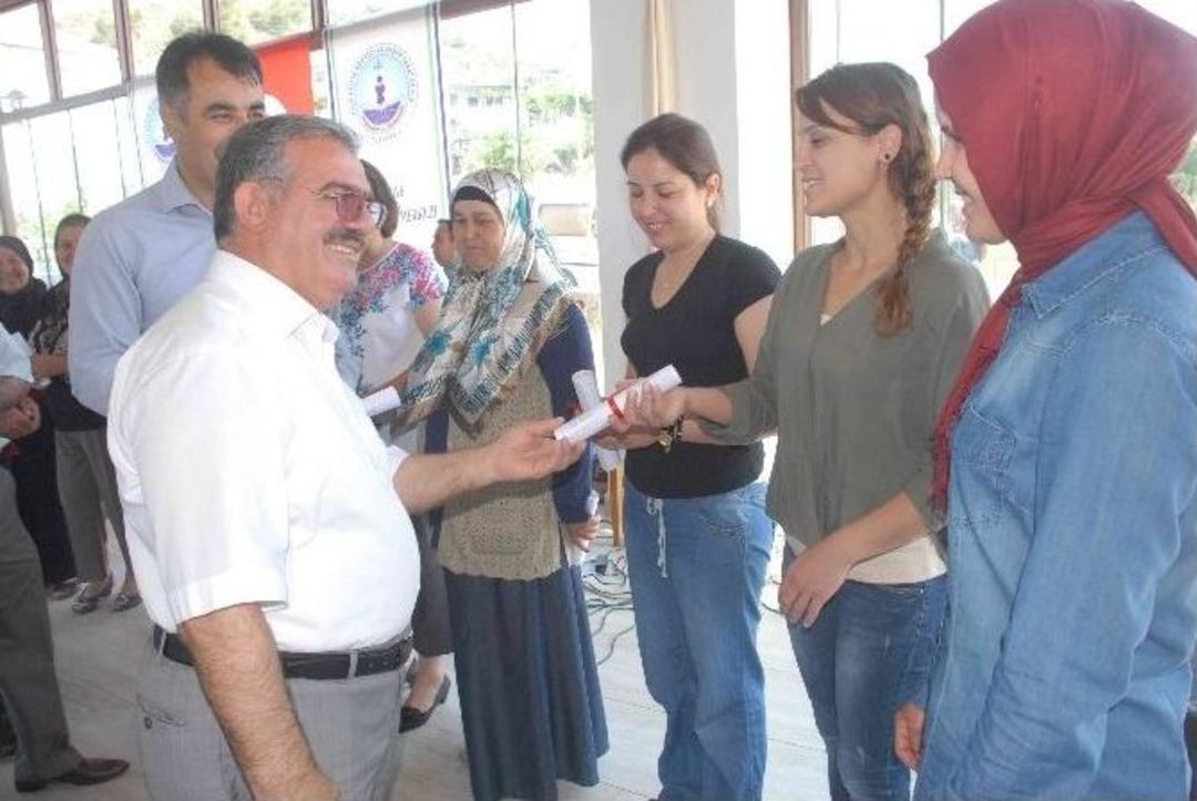 Doğuştan Elleri Bulunmayan Kader&rsquo;in Eserleri G&ouml;z Kamaştırdı