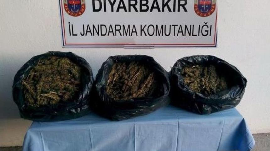 Jandarmadan Ka&ccedil;arken Kaza Yaptılar, 16 Kilo Esrarla Yakalandılar