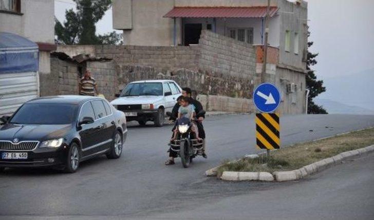 Motosiklette 4'ü Çocuk 5 Kişinin Tehlikeli Yolculuğu