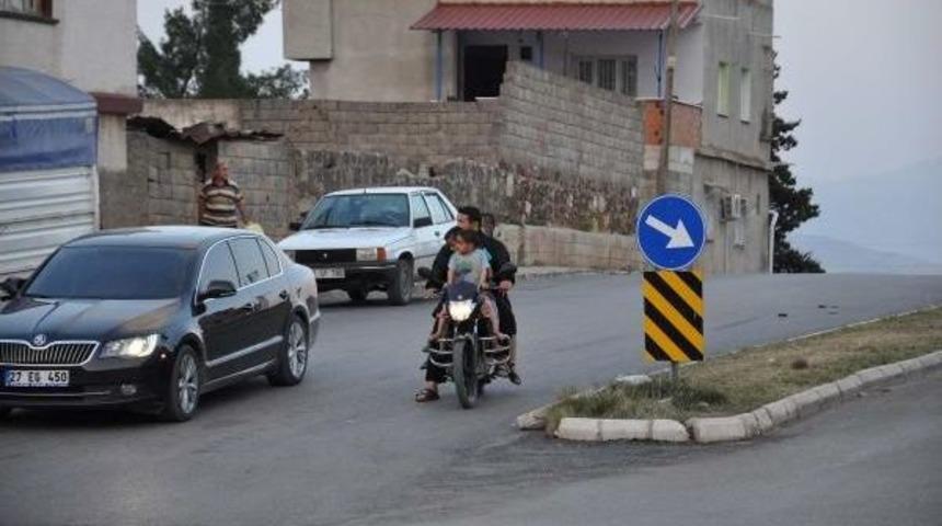 Motosiklette 4'ü Çocuk 5 Kişinin Tehlikeli Yolculuğu