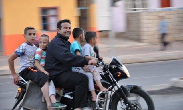 Motosiklette 4'ü Çocuk 5 Kişinin Tehlikeli Yolculuğu