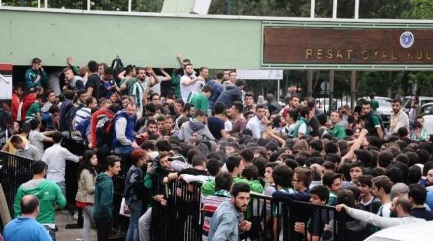 Galatasaray-Bursaspor Bileti I&ccedil;in Geceyi Kuyrukta Ge&ccedil;irdiler (2)