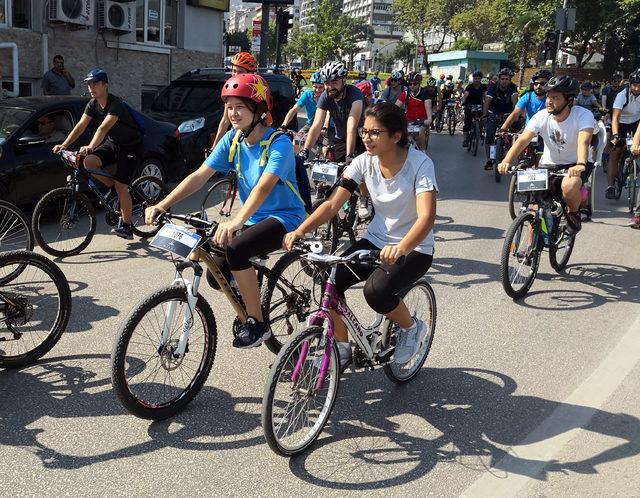 Trafikte bisiklet farkındalığını artırmak için pedal çevirdiler
