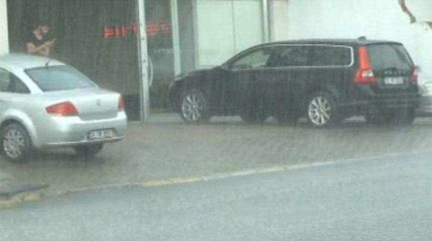 İstanbullulara pazar g&uuml;n&uuml; şoku! Sağanak yağış etkili oldu