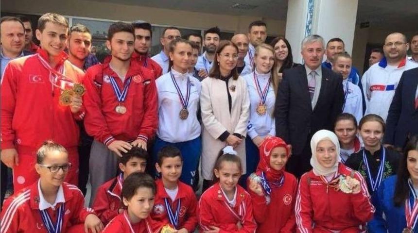 Balkan Wushu Federasyonundan Bakan İslam&rsquo;a Plaket