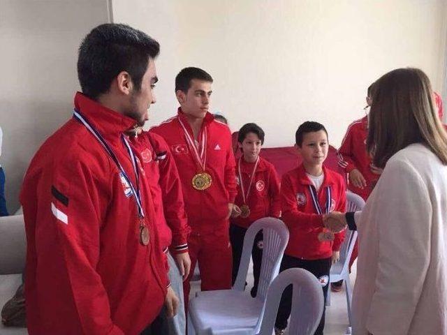 Balkan Wushu Federasyonundan Bakan İslam’a Plaket