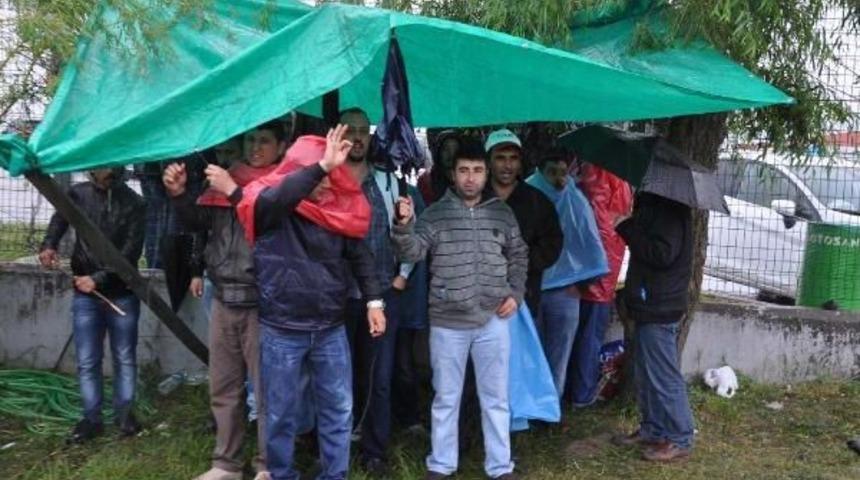 Ford Otosan İn&ouml;n&uuml; Fabrikası'ndaki Iş&ccedil;iler Fabrika Dışında Yağmur Altında Eylemlerini S&uuml;rd&uuml;r&uuml;yor