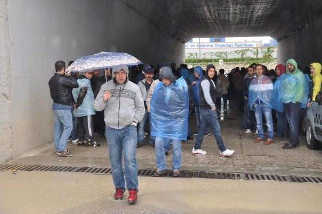Ford Otosan İnönü Fabrikası'ndaki Işçiler Fabrika Dışında Yağmur Altında Eylemlerini Sürdürüyor