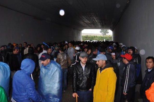 Ford Otosan İnönü Fabrikası'ndaki Işçiler Fabrika Dışında Yağmur Altında Eylemlerini Sürdürüyor