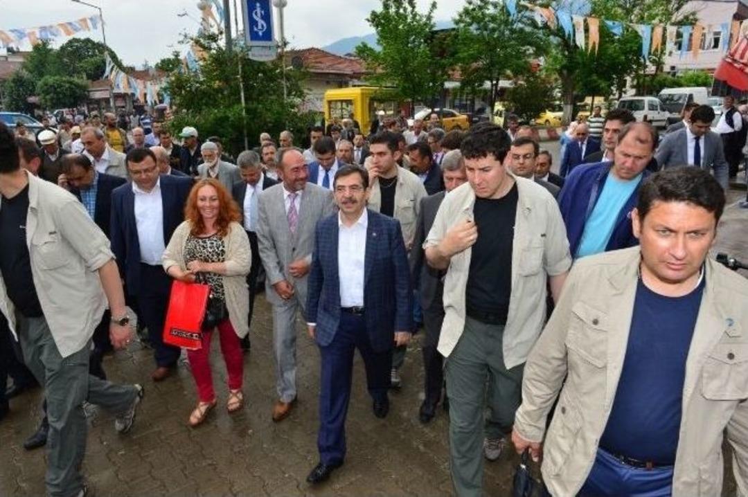 Bakan G&uuml;ll&uuml;ce, 3 Belediyeye Ara&ccedil; Hibe Etti