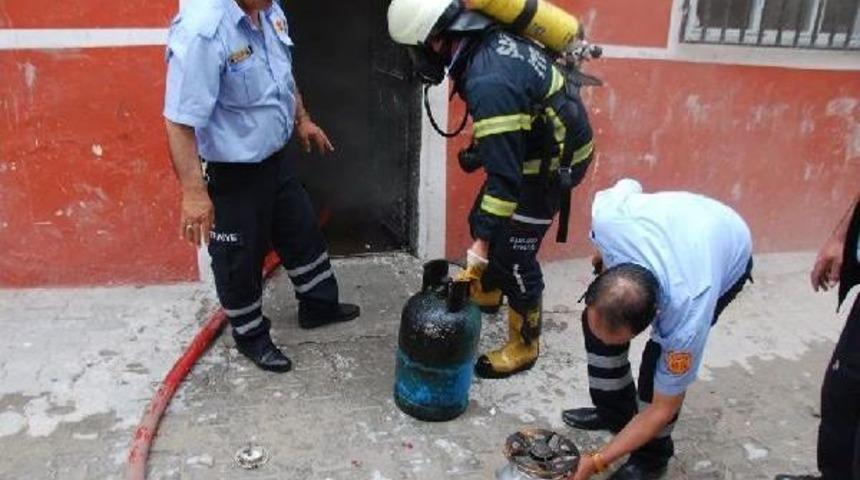 Mutfakta &Ccedil;ıkan Yangını Itfaiye S&ouml;nd&uuml;rd&uuml;