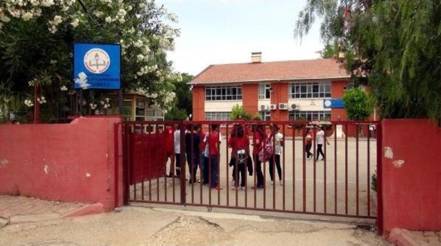 Ortaokul &Ouml;ğrencisi Hizmetliyi K&ouml;pek Kavgasında &Ouml;ld&uuml;rd&uuml;