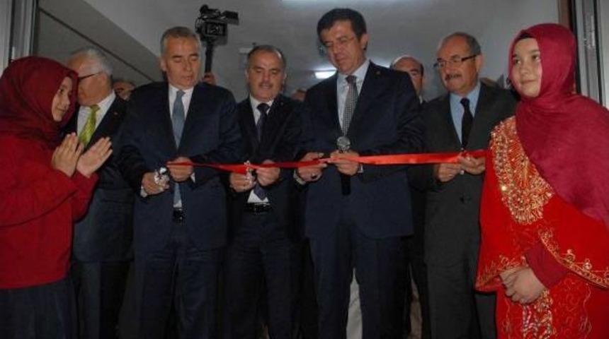 Bakan Zeybekci, Konferans Salonu A&ccedil;ılışında Menderes I&ccedil;in Fatiha Okuttu