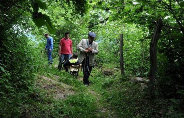 Giresun Valiliği Önünde Eylem Yaptı, Engelli Oğlu Için Yol Istedi