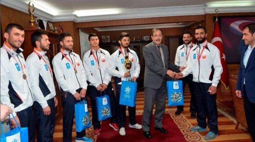 T&uuml;rkiye Kul&uuml;pler Karate Şampiyonasın&rsquo;da Paland&ouml;ken Belediyesi T&uuml;rkiye İkincisi Oldu