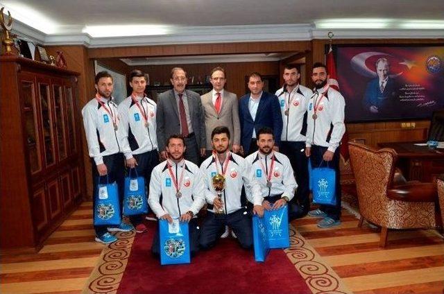 Türkiye Kulüpler Karate Şampiyonasın’da Palandöken Belediyesi Türkiye İkincisi Oldu