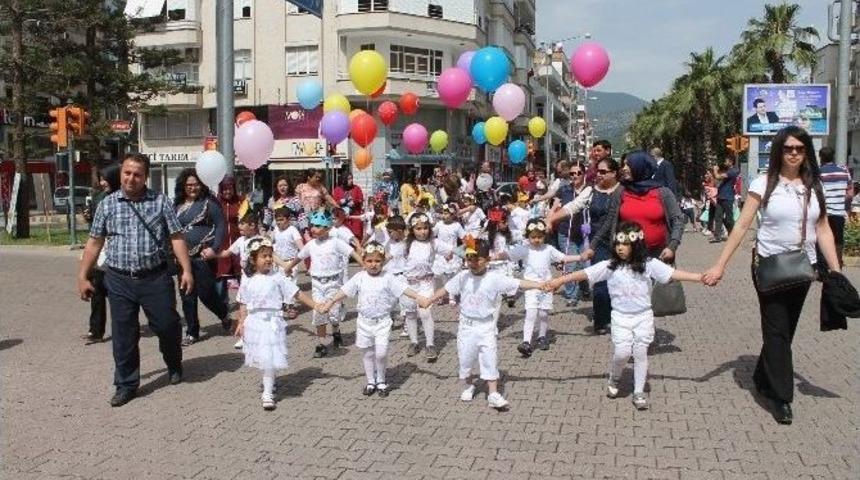 Kumluca&rsquo;da Sokaklar Cıvıl Cıvıl Oldu