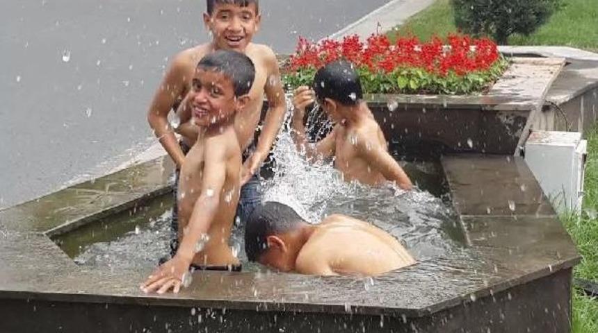 Şanlıurfa&rsquo;Da &Ccedil;ocukların S&uuml;s Havuz Keyfi