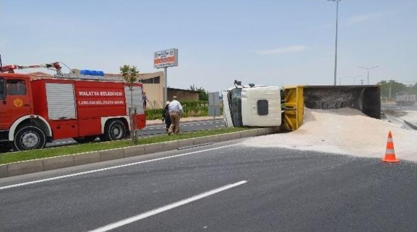 Mıcır Y&uuml;kl&uuml; Kamyon Yan Yattı