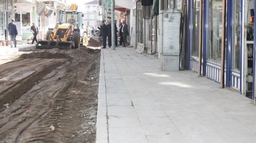 Ahlat Belediyesi&rsquo;nden Kaldırımları Yenileme &Ccedil;alışması